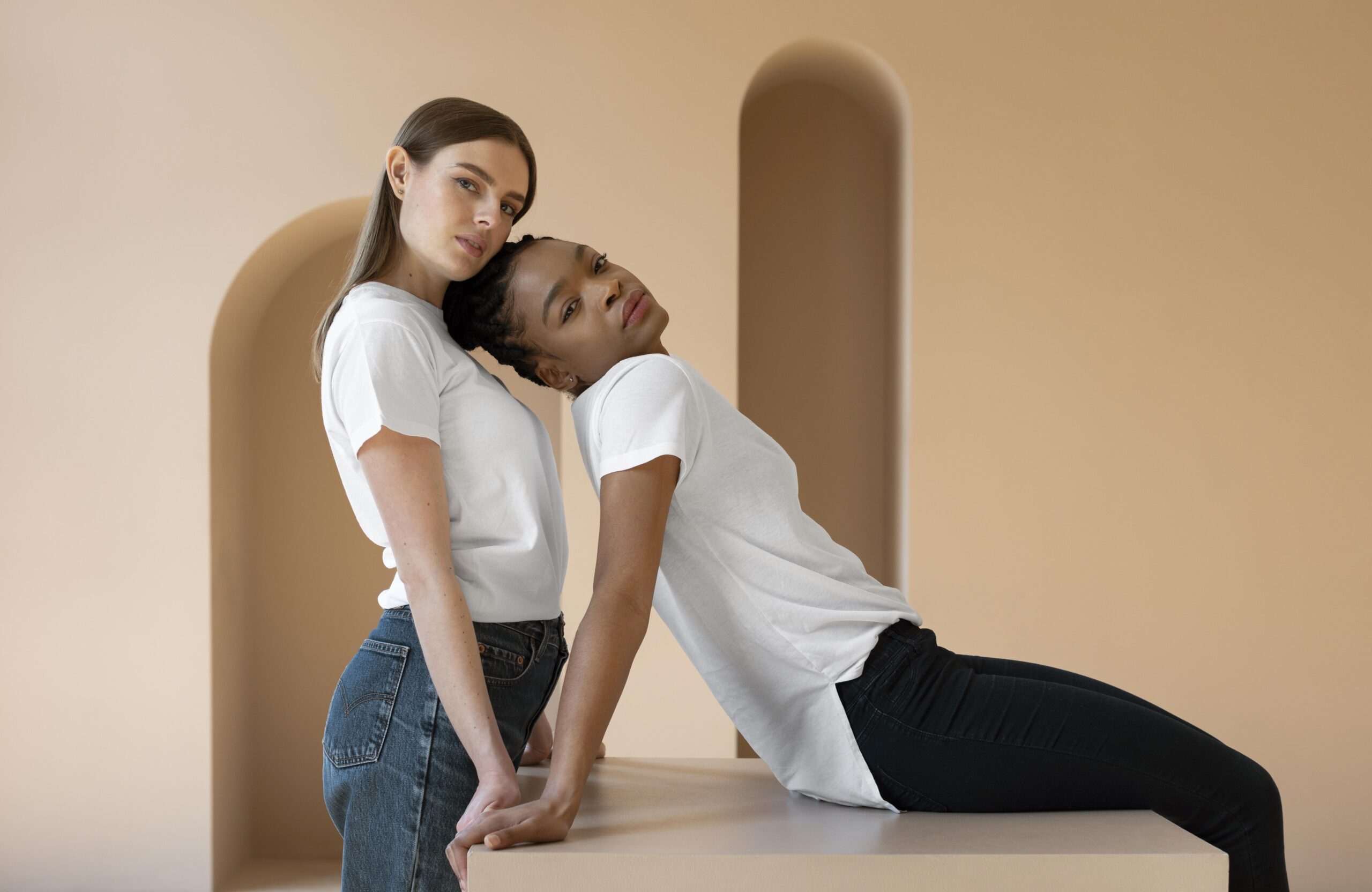 tiro-medio-de-belas-mulheres-posando